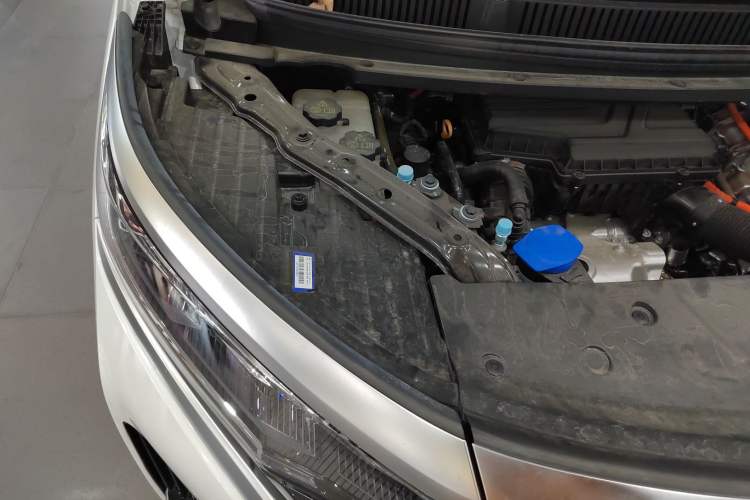 Used Denza D9 2024 DM-i 980 Four-Wheel Drive Flagship Model Engine Bay Right