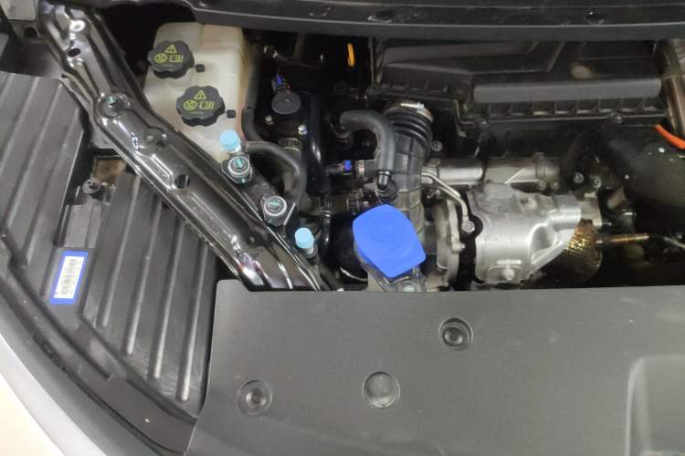 Used Denza D9 2024 DM-i 970 Luxury Model Engine Bay Right
