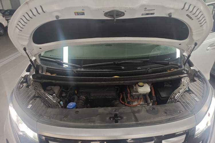 Used Denza D9 2024 DM-i 1050 Luxury Model Engine Bay