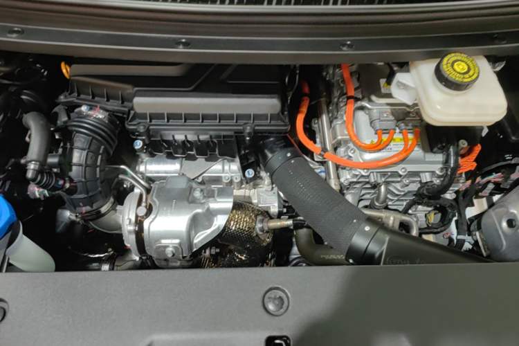Used Denza D9 2024 DM-i 1050 Luxury Model Engine Bay