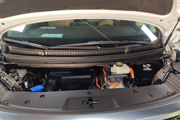 Used Denza D9 2024 DM-i 1050 Luxury Model Engine Bay