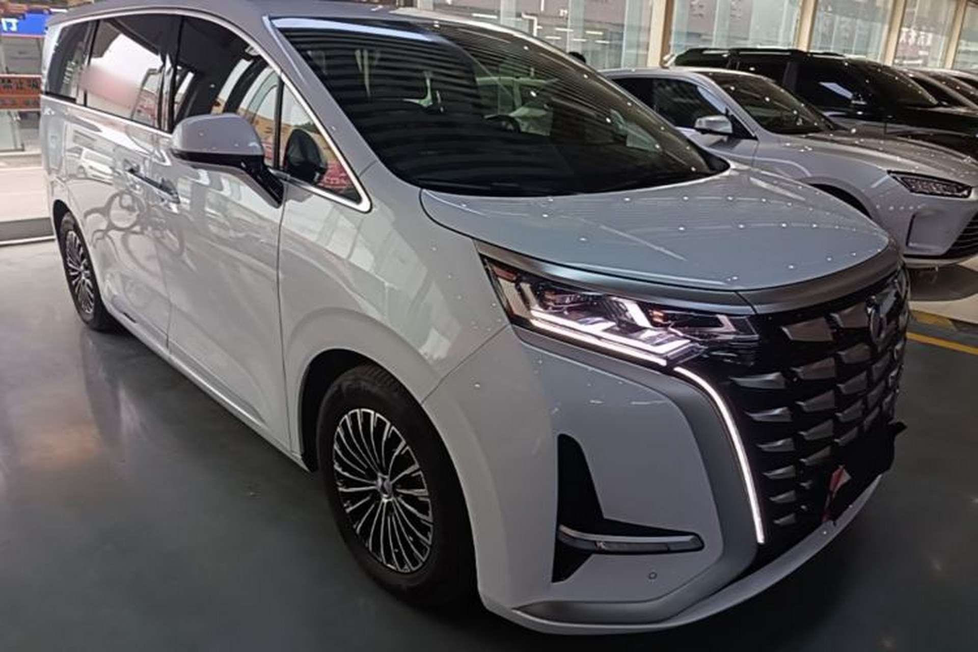 Used Denza D9 2024 DM-i 1050 Luxury Model Exterior 1