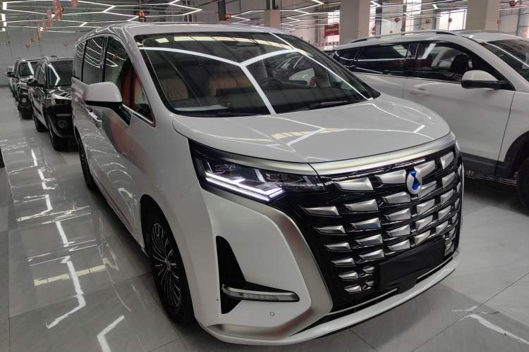Used Denza D9 2024 DM-i 970 Luxury Model Exterior 2