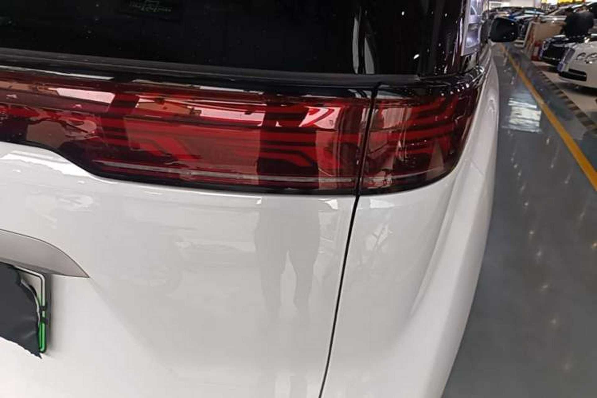 Used Denza D9 2024 DM-i 1050 Luxury Model Exterior 3
