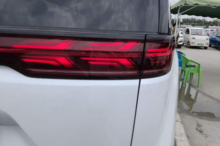 Used Denza D9 2024 EV 620 Premium Model Exterior 3