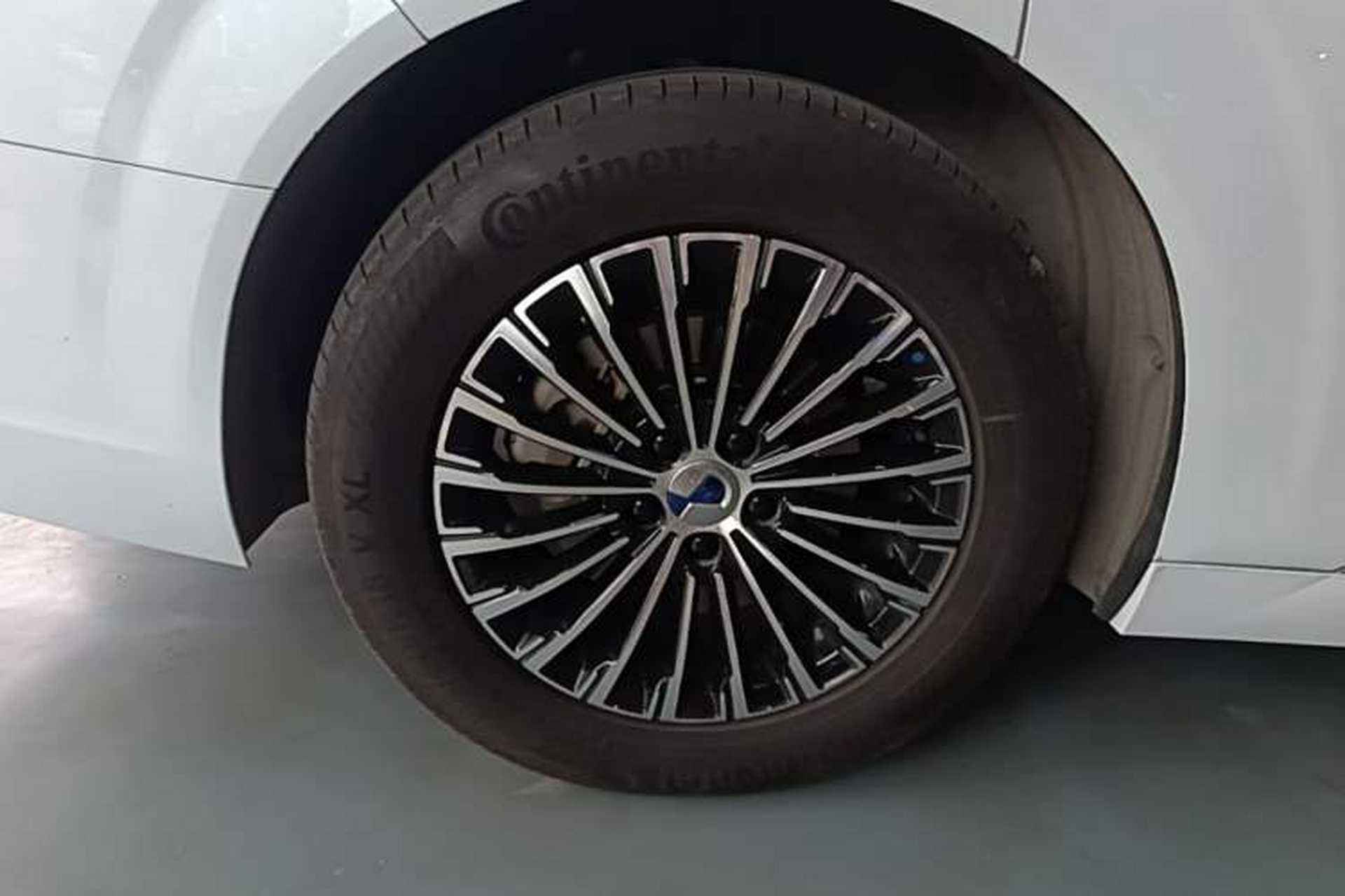Used Denza D9 2024 DM-i 1050 Luxury Model Exterior 5