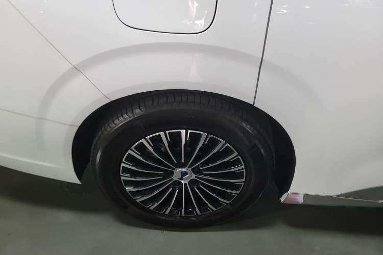 Used Denza D9 2024 DM-i 980 Four-Wheel Drive Prestige Model Exterior 8
