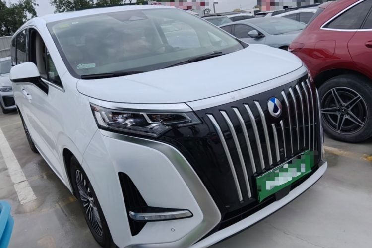 Used Denza D9 2024 EV 620 Premium Model Front Right 45 Deg
