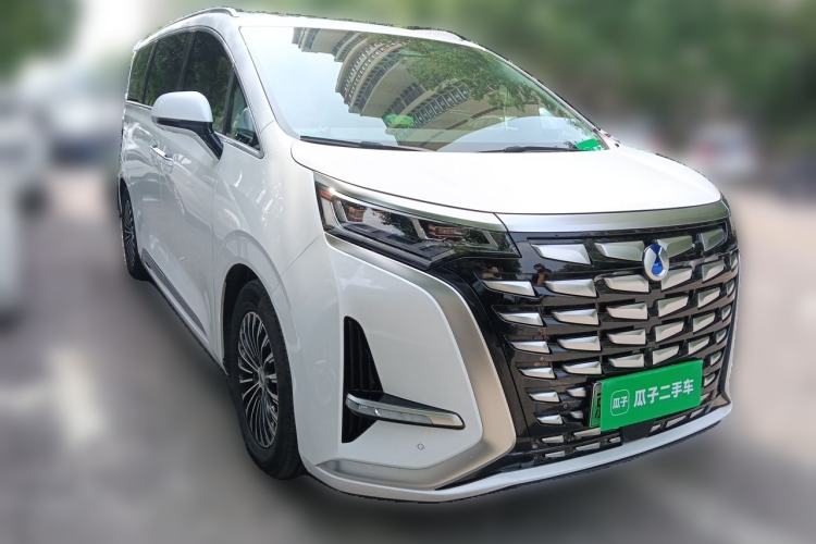 Used Denza D9 2024 DM-i 1050 Luxury Model Front Right 45 Deg
