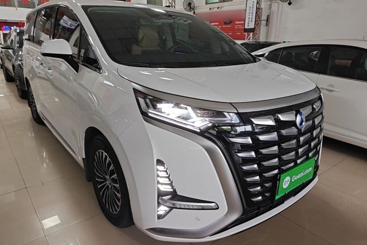 Used Denza D9 2024 DM-i 1050 Luxury Model Front Right 45 Deg