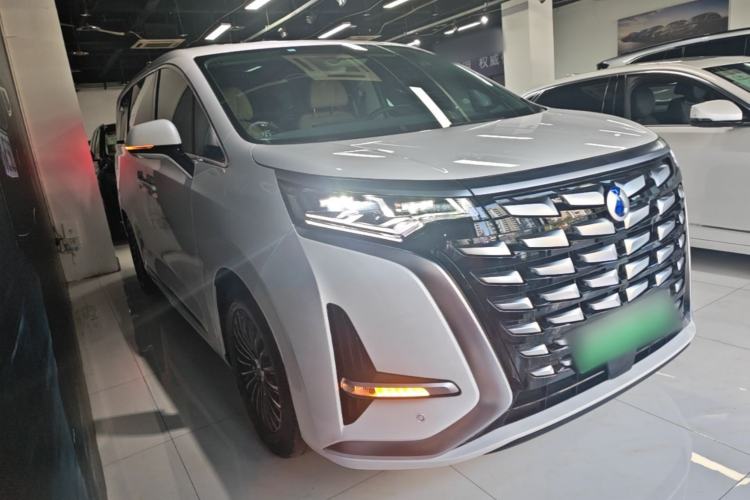 Used Denza D9 2024 DM-i 1050 Luxury Model Front Right 45 Deg