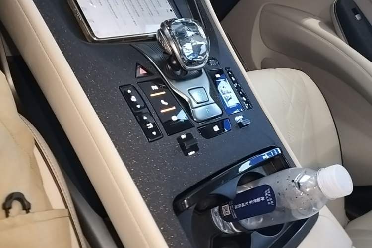 Used Denza D9 2024 DM-i 1050 Luxury Model Gear Lever