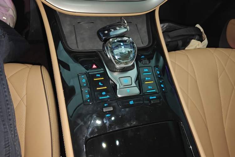 Used Denza D9 2024 DM-i 1050 Luxury Model Gear Lever