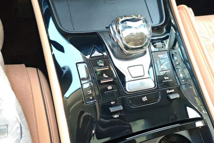 Used Denza D9 2024 DM-i 1050 Luxury Model Gear Lever