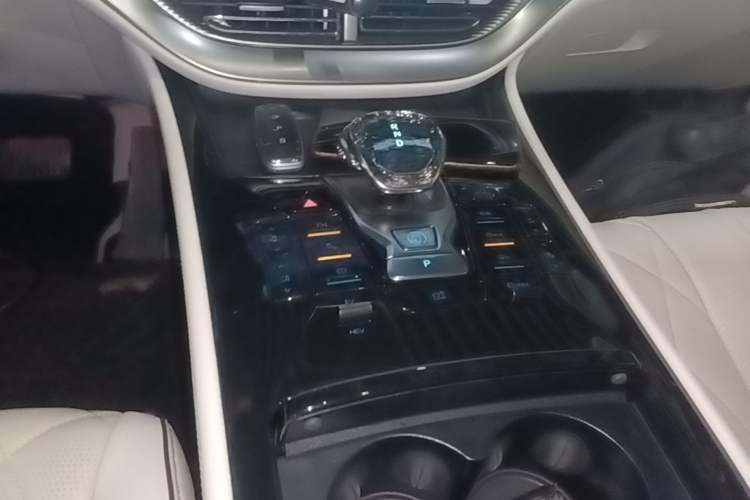 Used Denza D9 2024 DM-i 980 Four-Wheel Drive Prestige Model Gear Lever
