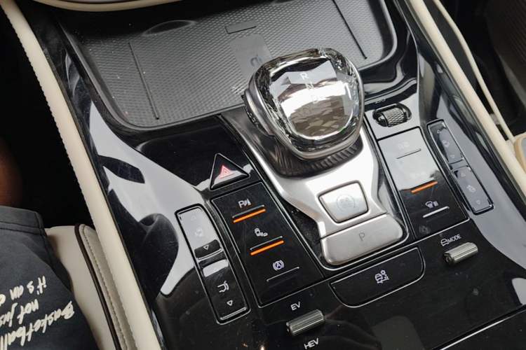 Used Denza D9 2024 DM-i 1050 Luxury Model Gear Lever