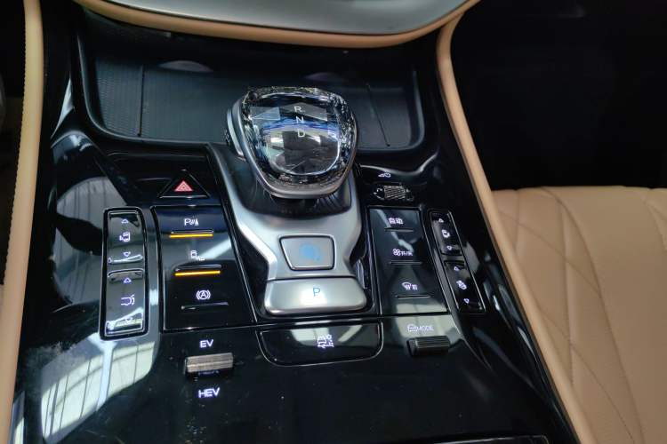 Used Denza D9 2024 DM-i 970 Luxury Model Gear Lever