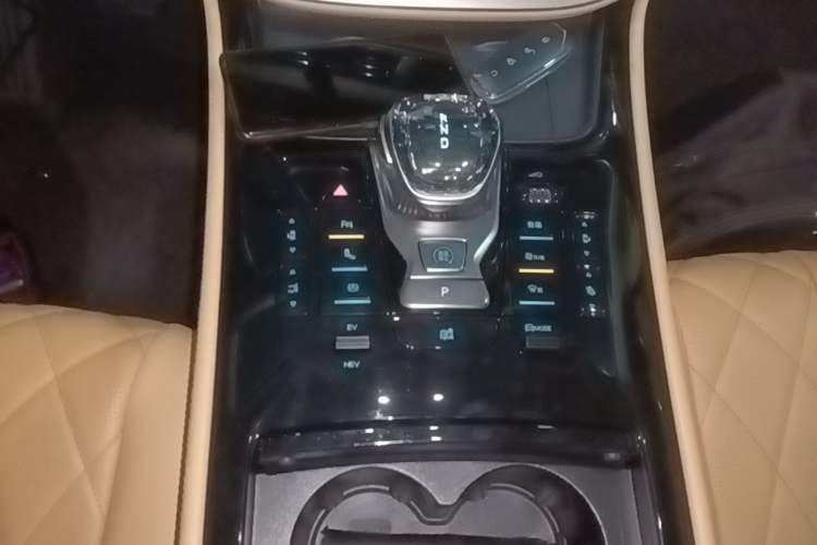 Used Denza D9 2024 DM-i 980 Four-Wheel Drive Prestige Model Gear Lever