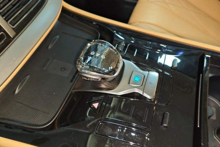 Used Denza D9 2024 DM-i 1050 Luxury Model Gear Lever
