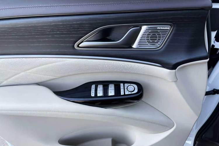 Used Denza D9 2024 DM-i 980 Four-Wheel Drive Flagship Model Interior 1