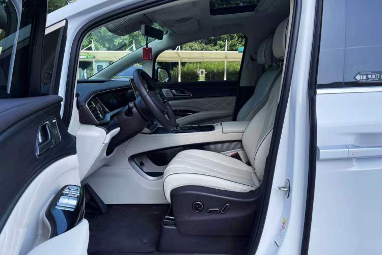 Used Denza D9 2024 DM-i 980 Four-Wheel Drive Flagship Model Interior 2