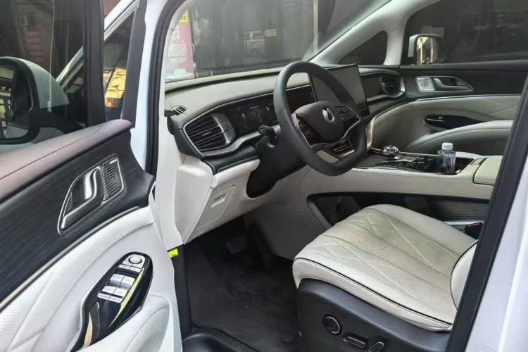 Used Denza D9 2024 DM-i 980 Four-Wheel Drive Prestige Model Interior 2