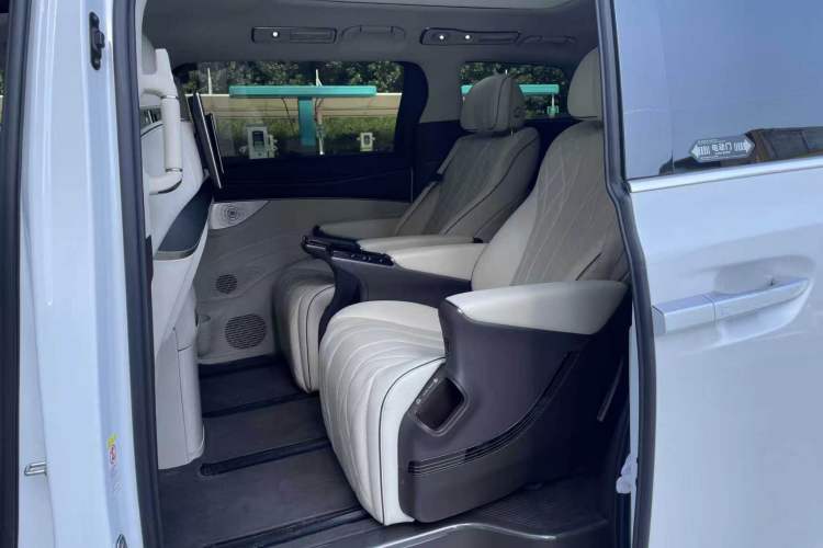 Used Denza D9 2024 DM-i 980 Four-Wheel Drive Flagship Model Interior 3