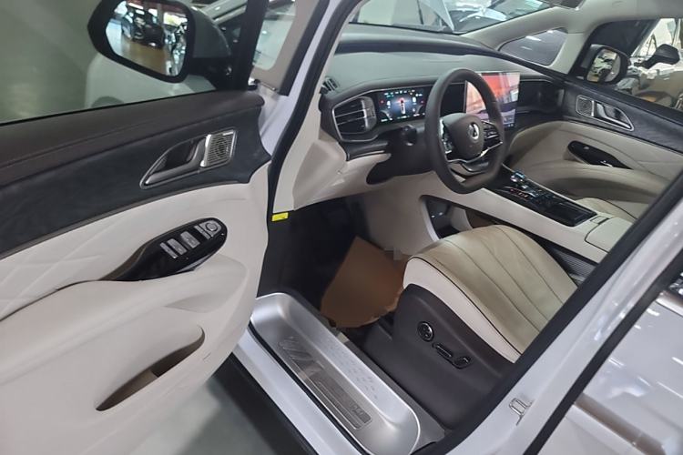 Used Denza D9 2024 DM-i 980 Four-Wheel Drive Prestige Model Interior 3