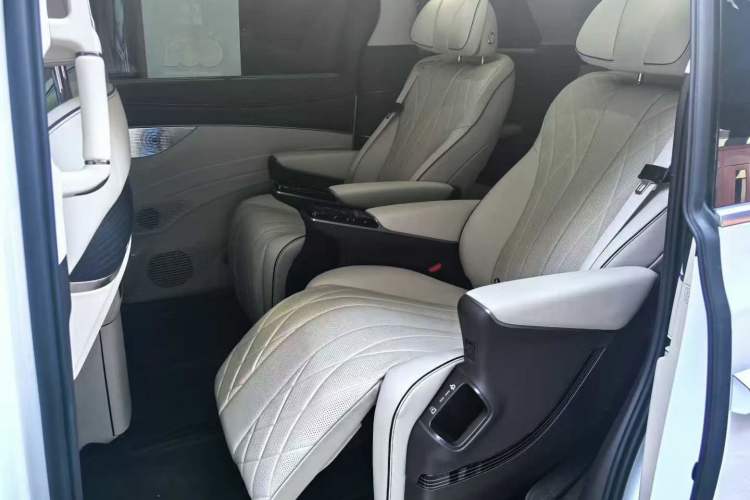 Used Denza D9 2024 DM-i 980 Four-Wheel Drive Prestige Model Interior 3