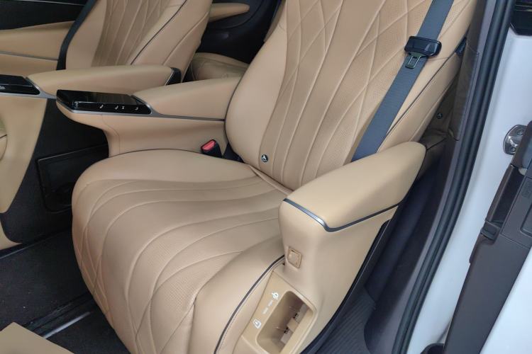 Used Denza D9 2024 DM-i 970 Luxury Model Interior 4
