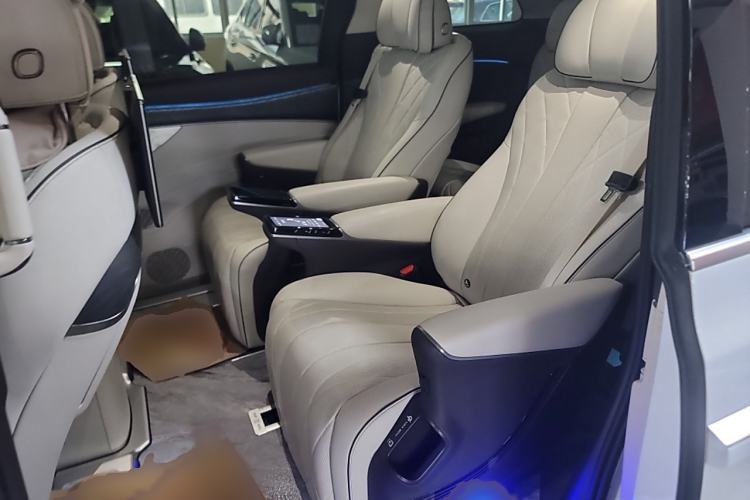 Used Denza D9 2024 DM-i 980 Four-Wheel Drive Prestige Model Interior 4
