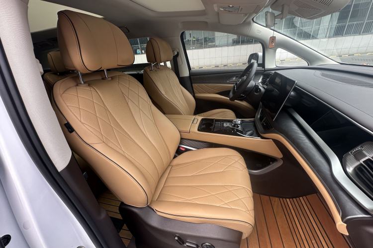 Used Denza D9 2024 EV 600 Four-Wheel Drive Prestige Model Interior 4
