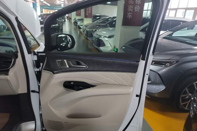 Used Denza D9 2024 DM-i 980 Four-Wheel Drive Prestige Model Interior 5