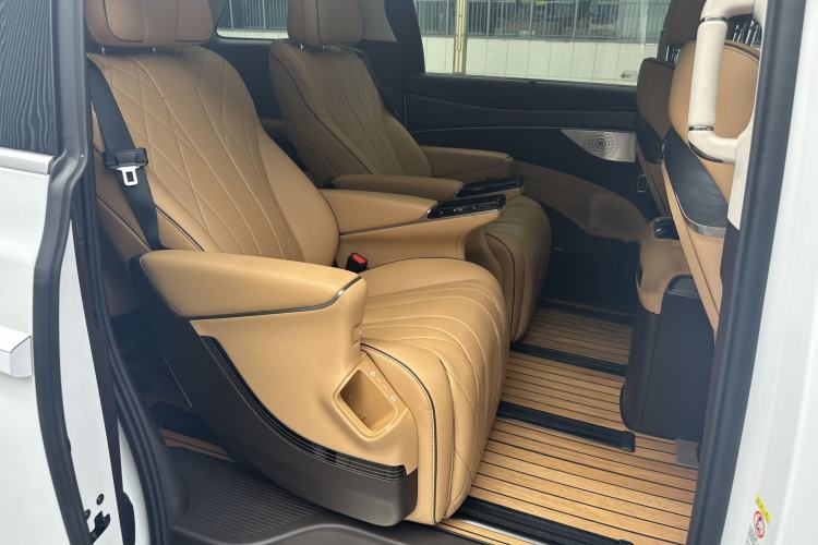 Used Denza D9 2024 EV 600 Four-Wheel Drive Prestige Model Interior 6