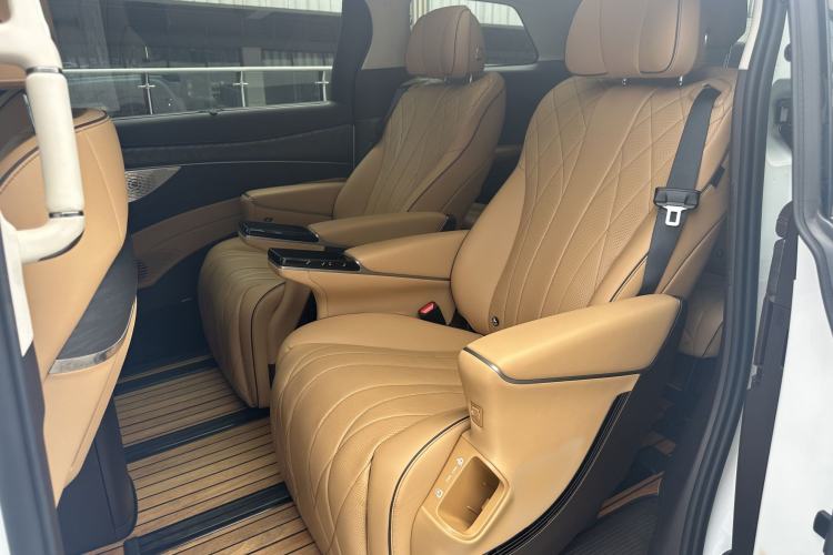 Used Denza D9 2024 EV 600 Four-Wheel Drive Prestige Model Interior 8