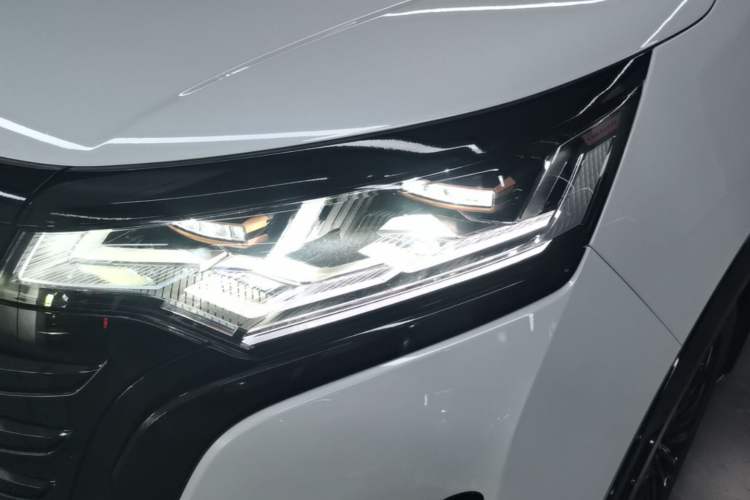 Used Denza D9 2024 DM-i 980 Four-Wheel Drive Prestige Model Left Front Headlight