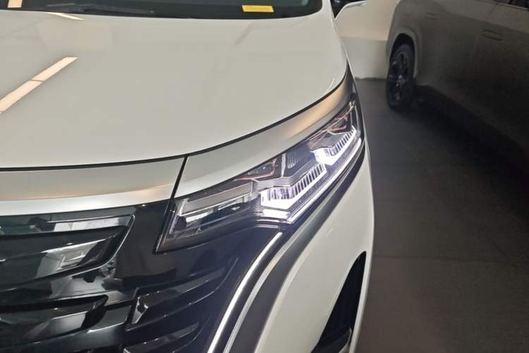 Used Denza D9 2024 DM-i 980 Four-Wheel Drive Prestige Model Left Front Headlight