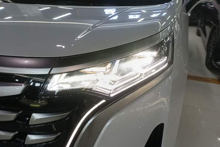 Used Denza D9 2024 DM-i 980 Four-Wheel Drive Prestige Model Left Front Headlight