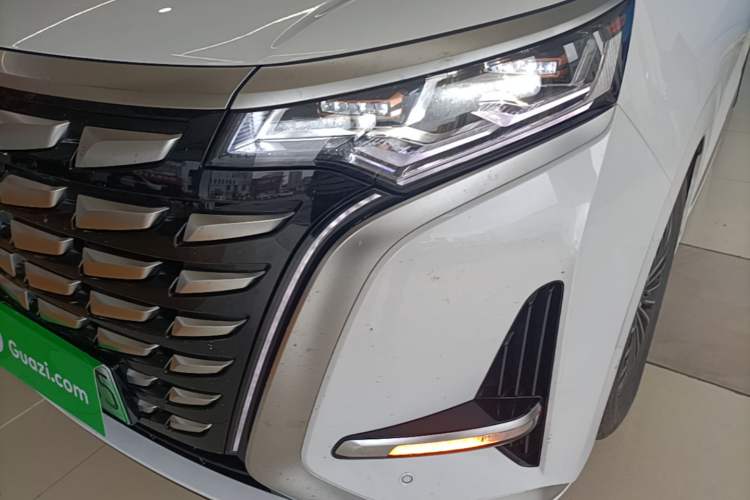 Used Denza D9 2024 DM-i 980 Four-Wheel Drive Flagship Model Left Front Headlight