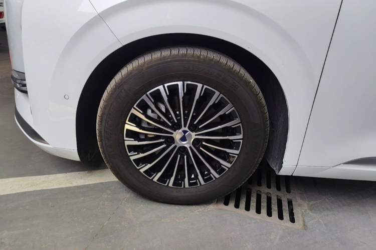 Used Denza D9 2024 DM-i 980 Four-Wheel Drive Flagship Model Left Front Wheel Hub