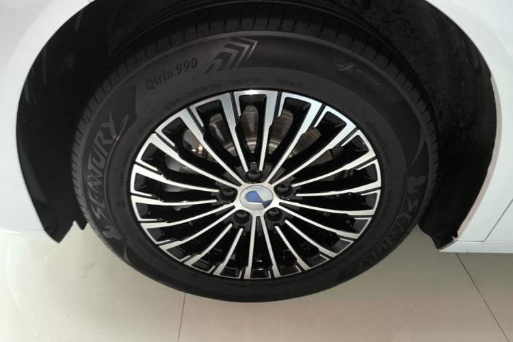 Used Denza D9 2024 DM-i 980 Four-Wheel Drive Prestige Model Left Front Wheel Hub