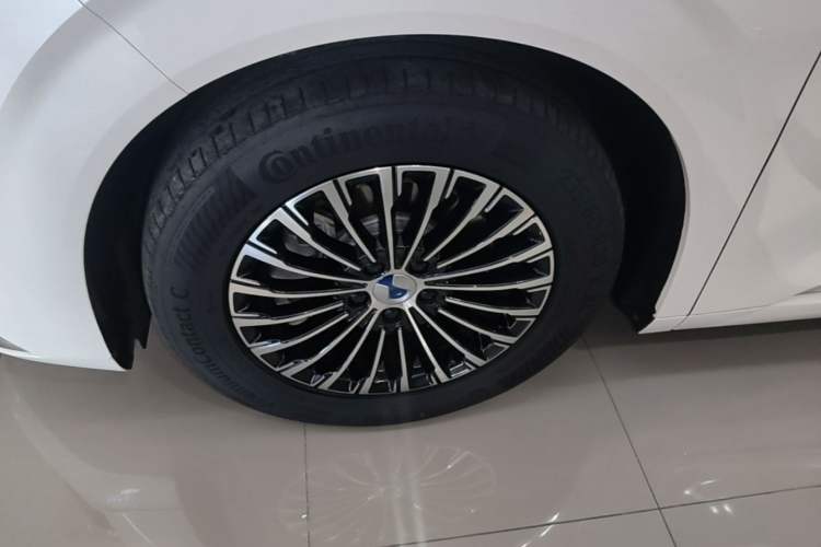Used Denza D9 2024 DM-i 980 Four-Wheel Drive Prestige Model Left Front Wheel Hub