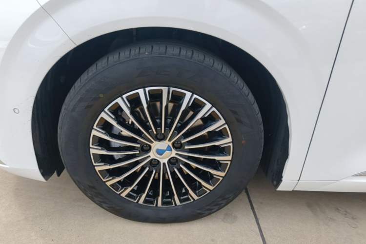 Used Denza D9 2024 DM-i 980 Four-Wheel Drive Flagship Model Left Front Wheel Hub