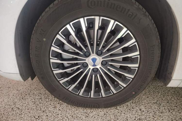 Used Denza D9 2024 DM-i 980 Four-Wheel Drive Prestige Model Left Front Wheel Hub