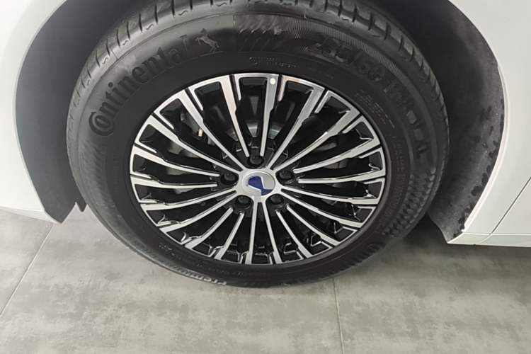 Used Denza D9 2024 DM-i 980 Four-Wheel Drive Prestige Model Left Front Wheel Hub