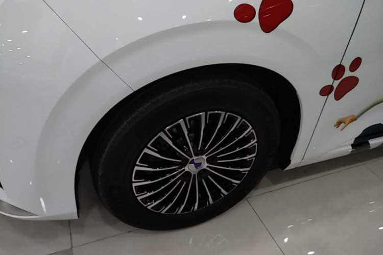 Used Denza D9 2024 DM-i 980 Four-Wheel Drive Prestige Model Left Front Wheel Hub