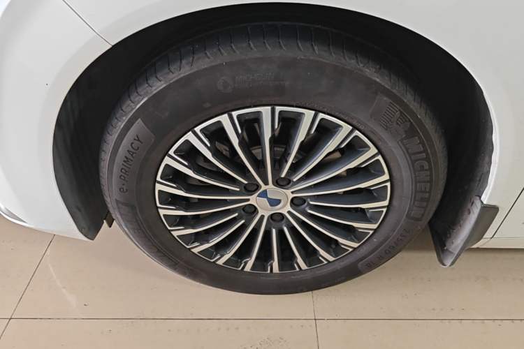 Used Denza D9 2024 DM-i 1050 Luxury Model Left Front Wheel Hub