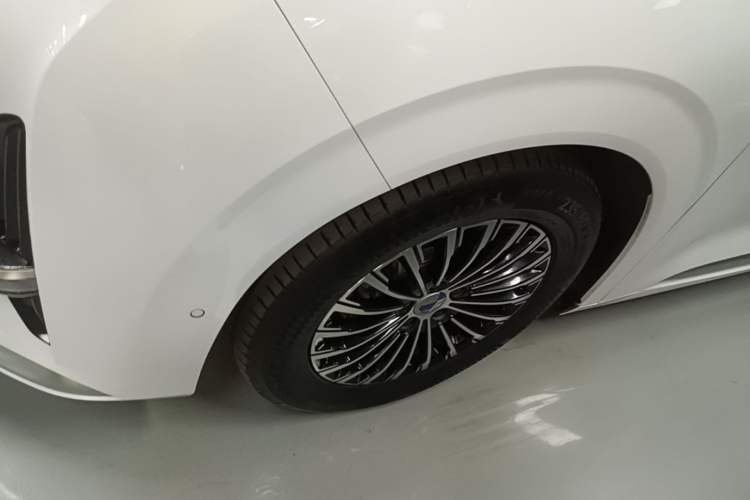 Used Denza D9 2024 DM-i 980 Four-Wheel Drive Flagship Model Left Front Wheel Hub
