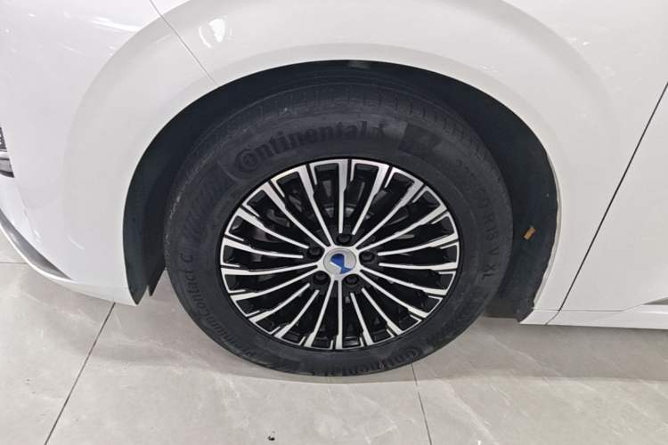 Used Denza D9 2024 DM-i 1050 Luxury Model Left Front Wheel Hub