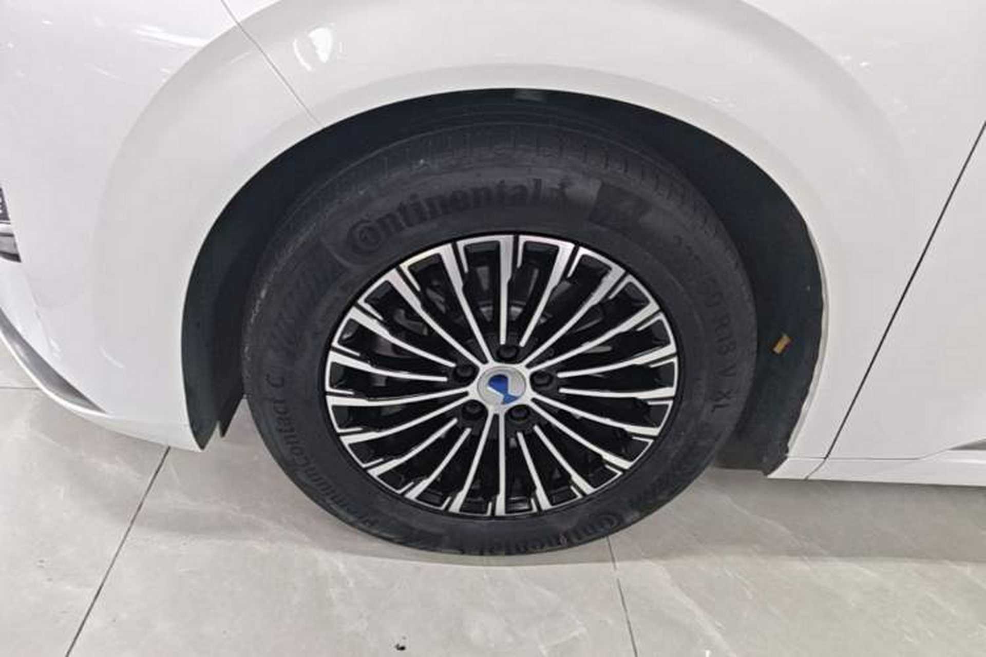 Used Denza D9 2024 DM-i 1050 Luxury Model Left Front Wheel Hub